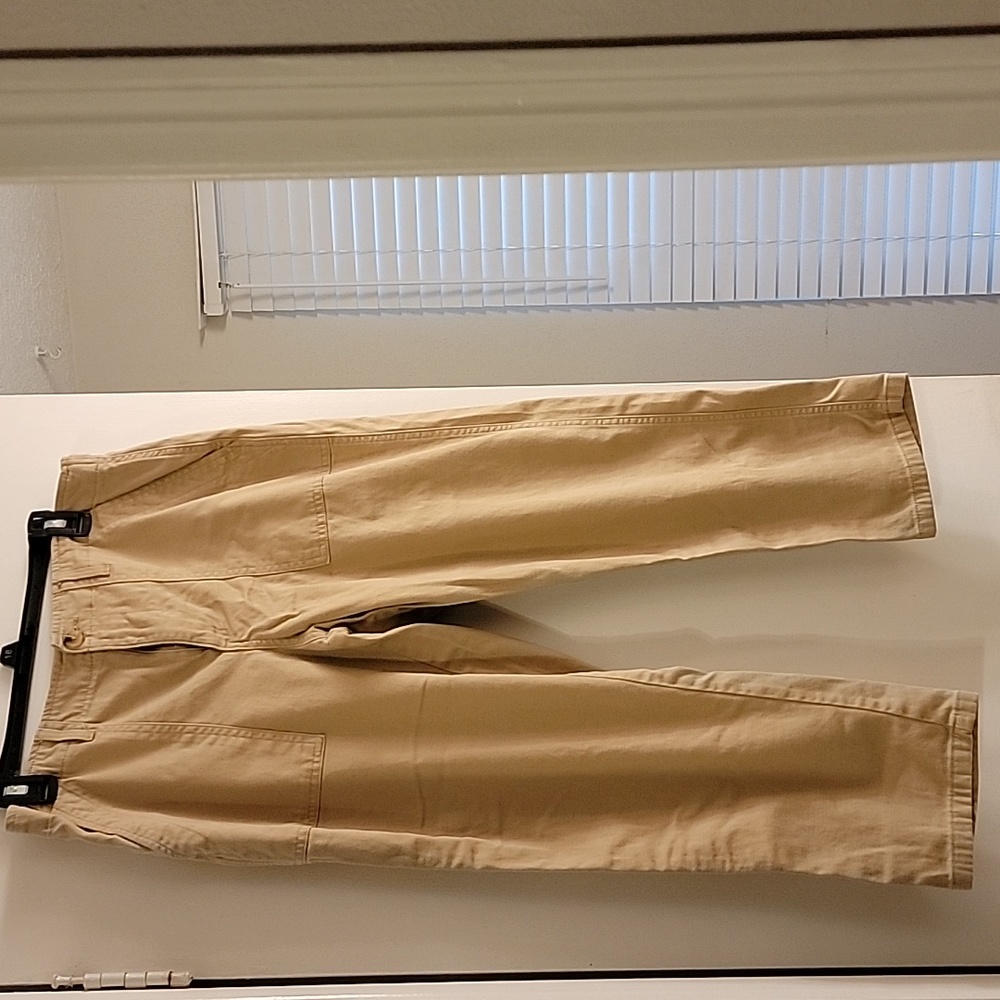 Ladies casual Tommy Hilfiger khaki pants.